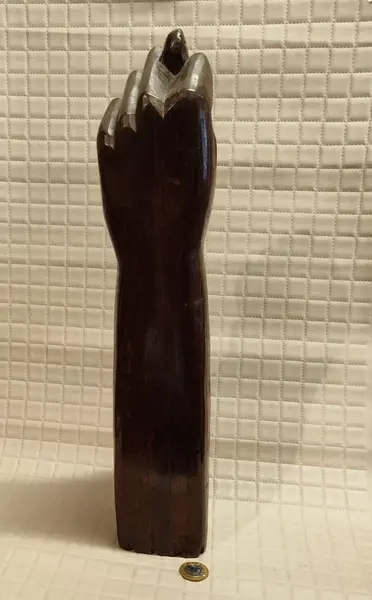 Foto de um(a) Figa de Madeira com Escultura Indígena, Década de 1970, da categoria de Objetos decorativos. Figa esculpida em madeira, com detalhe de escultura indígena na parte inferior. Peça decorativa da década de 1970. Medidas:... Mostrado de uma perspectiva diferente. Vendido no marketplace Trésors.