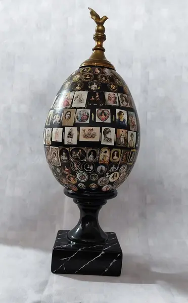 Foto de um(a) Ovodama, Ovo em Cerâmica com Decoupage, Década de 1980, da categoria de Escultura. Ovodama: ovo em cerâmica, década de 1980, com decoupage de imagens clássicas de mulheres de várias épocas, com uma pomba em... Mostrado de uma perspectiva diferente. Vendido no marketplace Trésors.