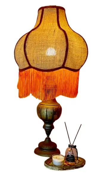 Foto de um(a) Abajur Atena, da categoria de Abajures. Imponente abajur em bronze com acabamento envelhecido, estrutura robusta. Cúpula feita artesanalmente com tecidos... Vendido no marketplace Trésors.