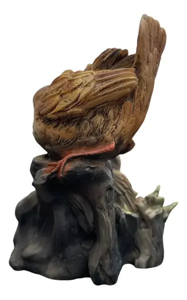 Foto de um(a) Antiga Escultura De Pássaro Assinado Faro Resina Italiana, da categoria de Escultura. ~ Baby Bird figurine ~Antiga e delicadíssima escultura artística em resina italiana, peça moldada e pintada à mão. Riqueza... Mostrado de uma perspectiva diferente. Vendido no marketplace Trésors.