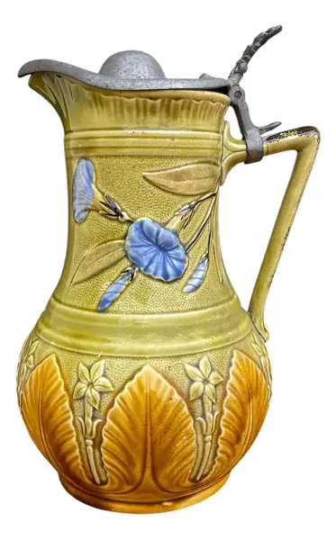 Foto de um(a) Antigo Raro Jarro Para Vinho Em Majolica Faiança Alemã, da categoria de Jarros. Antigo e raro jarro para servir vinho em majólica/faiança alemã vitrificada. Decoração floral em relevo e tampa em estanho.... Vendido no marketplace Trésors.