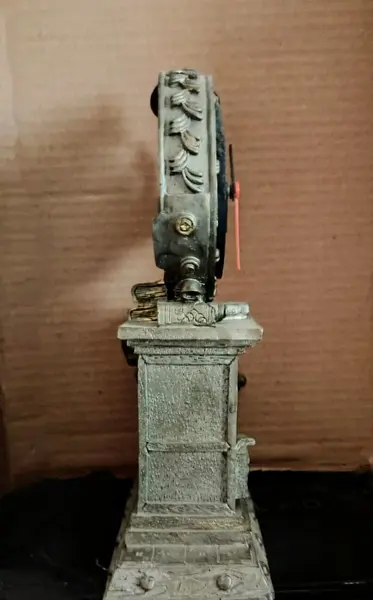 Foto de um(a) Relógio de Mesa O Violinista, Década de 1990, da categoria de Relógios de mesa. Relógio de mesa em resina com pátina bronze envelhecida, década de 1990 tema: o violinista. Máquina quartzo com pilha aa,... Mostrado de uma perspectiva diferente. Vendido no marketplace Trésors.