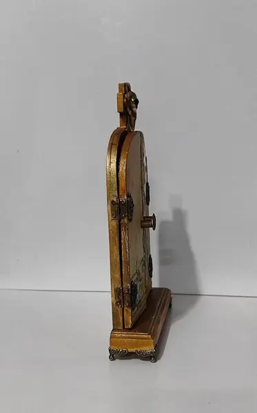 Foto de um(a) Oratório de Mesa com Imagem Barroca Santana e Virgem Maria, Década de 1990, da categoria de Objetos religiosos e espirituais. Oratório de mesa com imagem barroca da santana e a virgem maria, todo em madeira policromada com portas em relevo e... Mostrado de uma perspectiva diferente. Vendido no marketplace Trésors.