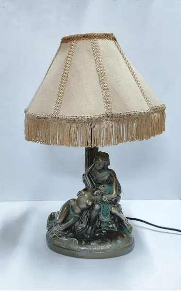 Foto de um(a) Abajur Cena Galante em Resina Italiana, da categoria de Abajures. Abajur cena galante em resina italiana com pátina bronze envelhecida e oxidada, cúpula gomada com tecido cru e passamanaria... Mostrado de uma perspectiva diferente. Vendido no marketplace Trésors.