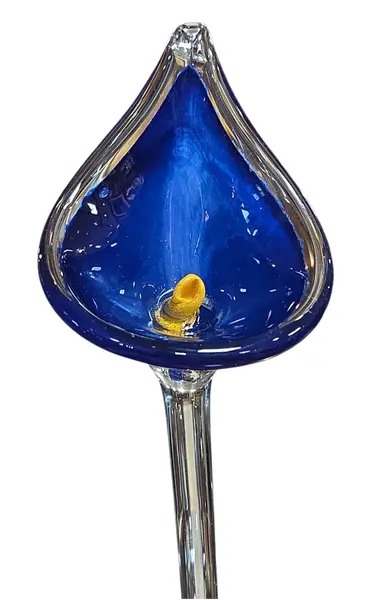 Foto de um(a) Flor Copo-de-Leite em Cristal Murano – Azul Cobalto e Dourado, da categoria de Outros colecionáveis. Exclusiva escultura artística em cristal tipo Murano, modelada à mão representando uma delicada flor (estilo Copo-de-Leite).... Mostrado de uma perspectiva diferente. Vendido no marketplace Trésors.