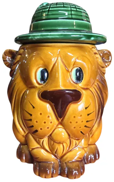Foto de um(a) Potiche Antigo Leão de Cerâmica - Japan, da categoria de Garrafas, potes e jarros. Encantador potiche em cerâmica vitrificada, representando um leão com chapéu de explorador (safari). Esta peça é um exemplar... Mostrado de uma perspectiva diferente. Vendido no marketplace Trésors.