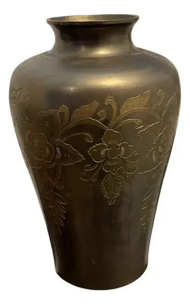 Foto de um(a) Antigo Vaso Jarro Oriental Japonês Bronze Decoração Floral, da categoria de Vasos. Antigo vaso oriental de origem japonesa em bronze com lindo trabalho floral cinzelado à mão. Medidas 21x14cmBoca 7cmPeso 900g. Vendido no marketplace Trésors.