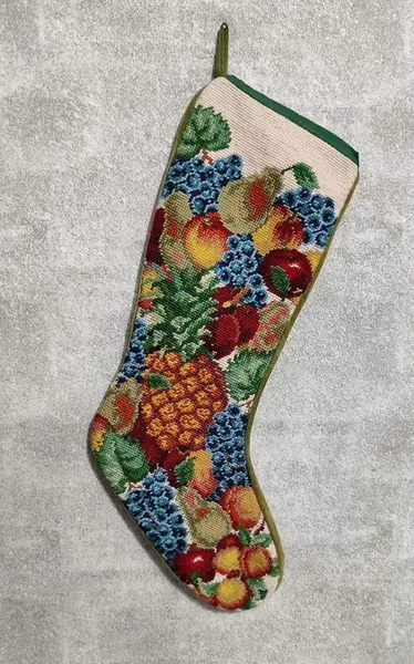 Foto de um(a) Bota Natalina em Ponto de Cruz e Veludo Italiano, Década de 2000, da categoria de Outros objetos decorativos. Bota natalina feita em ponto de cruz, com frutas tropicais. Parte de trás em veludo italiano verde, década de 2000. A: 36 cm... Mostrado de uma perspectiva diferente. Vendido no marketplace Trésors.