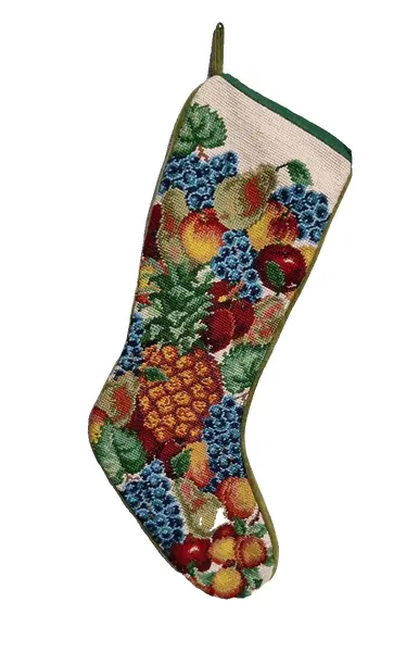 Foto de um(a) Bota Natalina em Ponto de Cruz e Veludo Italiano, Década de 2000, da categoria de Outros objetos decorativos. Bota natalina feita em ponto de cruz, com frutas tropicais. Parte de trás em veludo italiano verde, década de 2000. A: 36 cm... Vendido no marketplace Trésors.