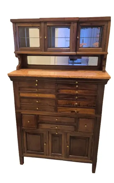 Foto de um(a) Armario/gabinete com portas e gavetas, da categoria de Arquivos e Gaveteiros. Armário ou gabinete para armazenamento Devido aos seus muitos gavetas pequenas e à sua aparência, pode ser um gabinete de... Vendido no marketplace Trésors.