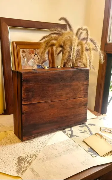 Foto de um(a) Maleta de pintura em madeira nobre inicio do sec XX, da categoria de Malas. Antiga maleta de pintura, inicio do sec XX Toda original lixada e encerada, possui marcas no tempo e desgastes na madeira,... Mostrado de uma perspectiva diferente. Vendido no marketplace Trésors.