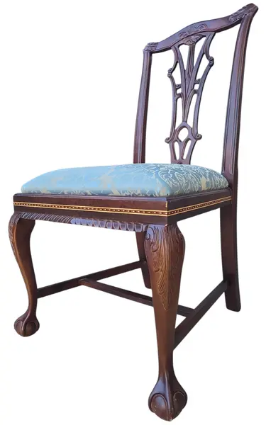 Foto de um(a) Cadeira Chippendale em Imbuia Maciça com Marchetaria e Assento Damasco Azul, da categoria de Outras cadeiras. Elegante cadeira de sala de jantar/reunião (cadeira de sem braços) confeccionada em imbuia maciça. A peça equilibra... Mostrado de uma perspectiva diferente. Vendido no marketplace Trésors.