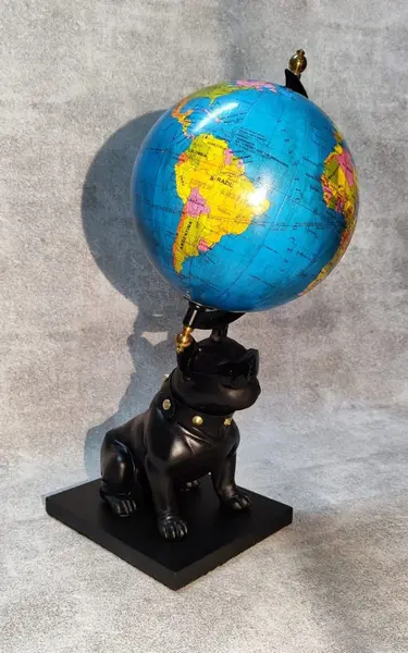 Foto de um(a) Globo Terrestre de Mesa Buldogue Francês, Peça Única Pelo Designer Marcelus Ribas, da categoria de Globos. Globo terrestre com base de bulldog francês: bulldog em vinil, ebanizada sobre base de madeira, haste em acrílico com... Mostrado de uma perspectiva diferente. Vendido no marketplace Trésors.