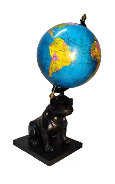 Foto de um(a) Globo Terrestre de Mesa Buldogue Francês, Peça Única Pelo Designer Marcelus Ribas, da categoria de Globos. Globo terrestre com base de bulldog francês: bulldog em vinil, ebanizada sobre base de madeira, haste em acrílico com... Vendido no marketplace Trésors.