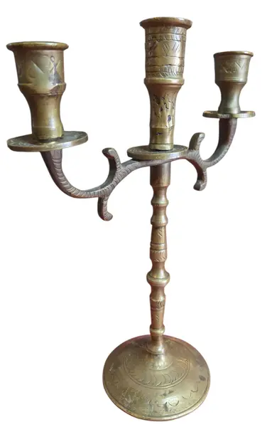 Foto de um(a) Antigo Castiçal Candelabro 3 Velas em Bronze Maciço, da categoria de Castiçais. Candelabro vintage de 3 braços em bronze maciço, uma peça autêntica com a beleza da passagem do tempo visível na sua pátina... Vendido no marketplace Trésors.