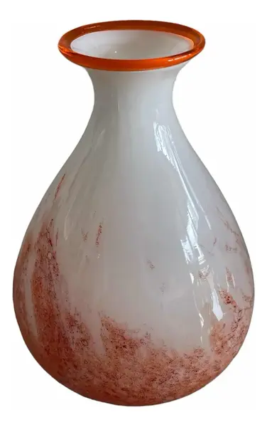 Foto de um(a) Antigo Vaso Jarro Art Deco Murano Italiano Leitoso Laranja, da categoria de Vasos. ~ Italy Glass ~Belíssimo vaso artístico em Murano branco leitoso com rajados em tons de laranja e vermelho. O bocal tem uma... Vendido no marketplace Trésors.