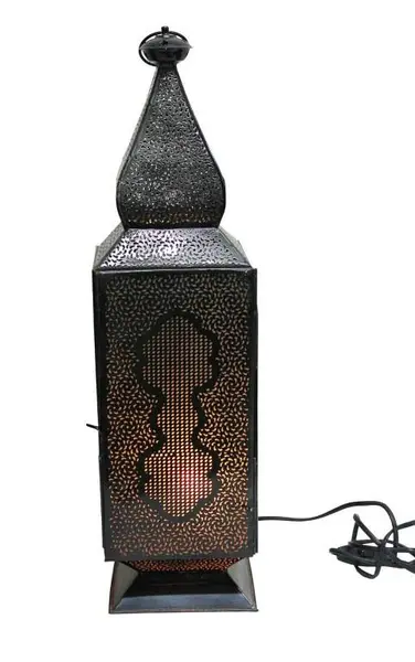 Foto de um(a) Par de lanternas indianas, da categoria de Iluminação externa. Belo par de lanternas indianas em metal com decoração vazada e revestida em vidro nas quatro partes retangulares. Apresenta... Mostrado de uma perspectiva diferente. Vendido no marketplace Trésors.