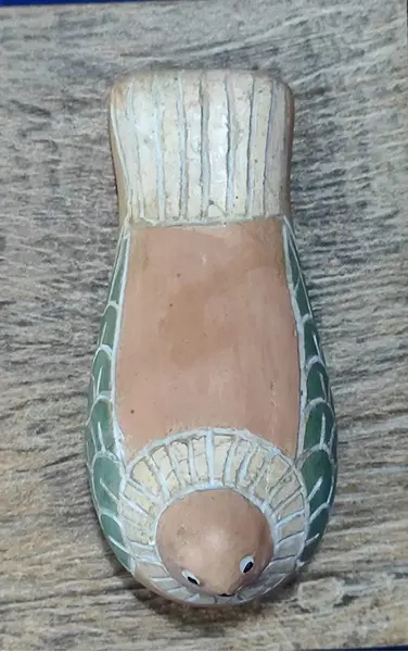 Foto de um(a) Pequena Pombinha em Cerâmica com Técnica Engobe, Década de 1970, da categoria de Modelos e estatuetas. Pequena pombinha em cerâmica usando como acabamento a técnica engobe, base tambem em cerâmica, década de 1970. A: 7 cm L: 11... Mostrado de uma perspectiva diferente. Vendido no marketplace Trésors.