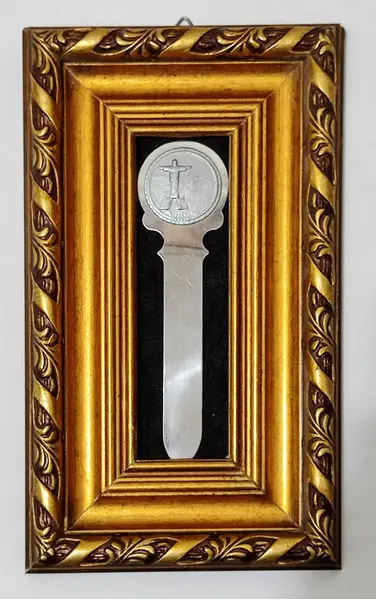 Foto de um(a) Abridor de Cartas Cristo Redentor, Década de 1960, da categoria de Outros objetos decorativos. Abridor de cartas em alumínio com gravação em relevo do cristo redentor - rio de janeiro, década de 1960. A: 14,7 cm / L:... Vendido no marketplace Trésors.
