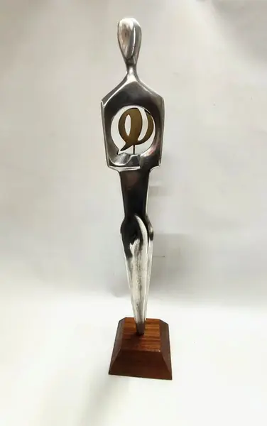 Foto de um(a) Escultura Masculina Fundida em Alumínio, Pgqp, Década de 2010, da categoria de Escultura. Escultura masculina fundida em alumínio e polido com base em madeira. Feita por renomado artista gaúcho que agraciou com seu... Mostrado de uma perspectiva diferente. Vendido no marketplace Trésors.