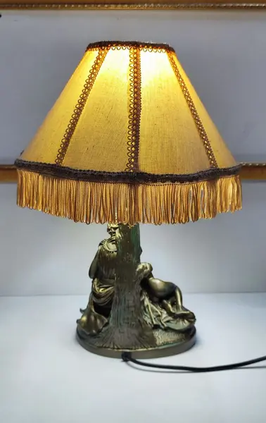 Foto de um(a) Abajur Cena Galante em Resina Italiana, da categoria de Abajures. Abajur cena galante em resina italiana com pátina bronze envelhecida e oxidada, cúpula gomada com tecido cru e passamanaria... Mostrado de uma perspectiva diferente. Vendido no marketplace Trésors.
