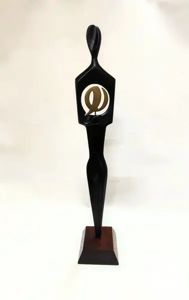 Foto de um(a) Escultura Masculina em Latão Ebanizado e Madeira, Década de 2010, da categoria de Escultura. Escultura masculina em latão ebanizado com base em madeira. Feita por renomado artista gaúcho que agraciou com seu talento... Mostrado de uma perspectiva diferente. Vendido no marketplace Trésors.
