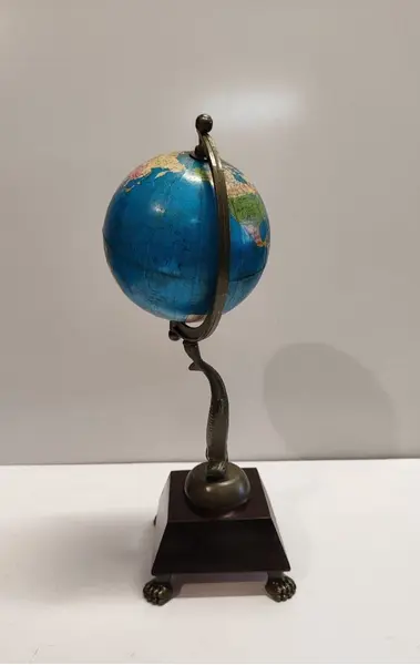 Foto de um(a) Globo Terrestre Robalo e Imbuia, Peça Única, da categoria de Globos. Globo terrestres de mesa: base em imbuia com pés de garra, tendo como haste um robalo em latão com pátina bronze. Globo... Mostrado de uma perspectiva diferente. Vendido no marketplace Trésors.