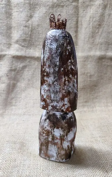 Foto de um(a) Imagem Virgem Maria em Madeira, Artesanato Nordestino, Década de 1980, da categoria de Objetos religiosos e espirituais. Imagem da virgem entalhada em madeira e envelhecida com coroa de cobre com trabalho de cestaria, decada de 1980 artesanato... Mostrado de uma perspectiva diferente. Vendido no marketplace Trésors.
