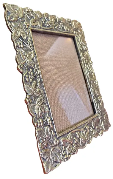 Foto de um(a) Porta Retrato em Bronze - Vertical, da categoria de Porta retratos. Belíssimo porta-retrato vertical confeccionado em bronze de alta qualidade. Esta peça apresenta um trabalho de fundição... Vendido no marketplace Trésors.