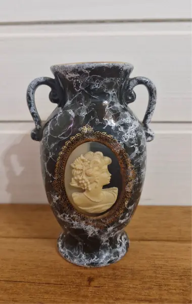 Foto de um(a) Belo vaso ao estilo veneziano em formato de ânfora, da categoria de Vasos. Belíssimo vaso em cerâmica em formato de ânfora, caracterizado por um design clássico e ornamentado que remete ao estilo... Mostrado de uma perspectiva diferente. Vendido no marketplace Trésors.
