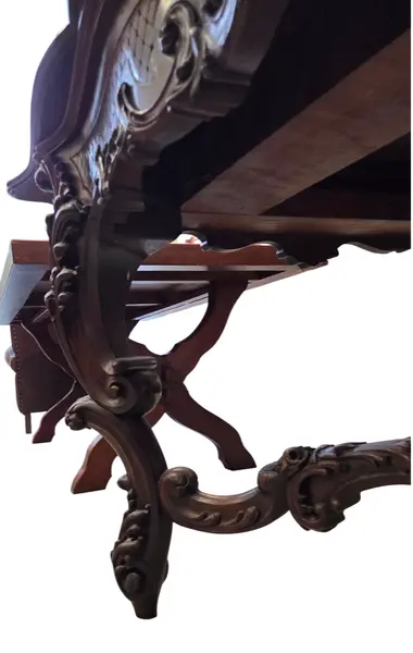 Foto de um(a) Mesa Extensível em Imbuia Maciça Entalhada a Mão, da categoria de Conjunto de mesas e cadeiras. A mesa apresenta entalhes ricos e bem definidos, evidenciando o trabalho artesanal da época. Ideal para ambientes... Mostrado de uma perspectiva diferente. Vendido no marketplace Trésors.