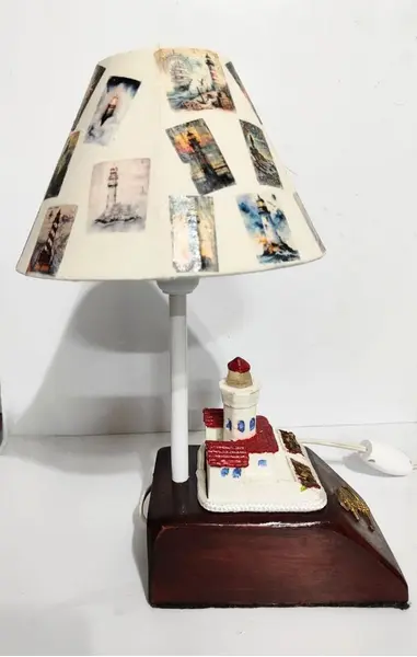 Foto de um(a) Abajur Náutico, da categoria de Abajures. Abajur náutico: base em madeira com aplique de âncora, canhão antigo e farol policromado em resina. Cúpula em tecido de... Mostrado de uma perspectiva diferente. Vendido no marketplace Trésors.