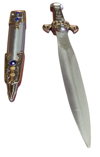 Foto de um(a) Adaga Decorativa de Fantasia com Bainha – Detalhes em Relevo e Cristais Sintéticos Azuis, da categoria de Facas. Adaga decorativa com design inspirado na fantasia épica, apresentando um acabamento refinado em tons de prata e ouro... Mostrado de uma perspectiva diferente. Vendido no marketplace Trésors.