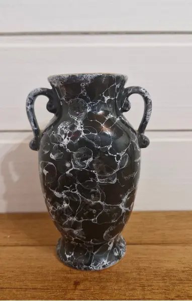 Foto de um(a) Belo vaso ao estilo veneziano em formato de ânfora, da categoria de Vasos. Belíssimo vaso em cerâmica em formato de ânfora, caracterizado por um design clássico e ornamentado que remete ao estilo... Mostrado de uma perspectiva diferente. Vendido no marketplace Trésors.