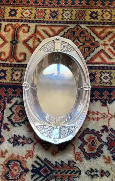 Foto de um(a) Antiga Travessa Centro De Mesa Art Deco Prata Alemã Wmf, da categoria de Travessas e tigelas. Antigo centro de mesa/travessa Art Deco, em prata teor 90 da famosa manufatura alemã WMF, com elegante decoração de... Mostrado de uma perspectiva diferente. Vendido no marketplace Trésors.