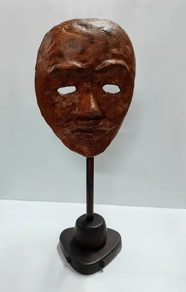 Foto de um(a) Escultura Máscara em Papier Mâché, Década de 1990, da categoria de Escultura. Escultura de máscara em papier mâché com haste em madeira, década de 1990, peça única. A: 40 cm L: 15 cm P: 6,5 cm Base... Mostrado de uma perspectiva diferente. Vendido no marketplace Trésors.