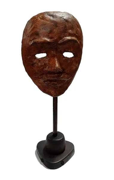 Foto de um(a) Escultura Máscara em Papier Mâché, Década de 1990, da categoria de Escultura. Escultura de máscara em papier mâché com haste em madeira, década de 1990, peça única. A: 40 cm L: 15 cm P: 6,5 cm Base... Vendido no marketplace Trésors.