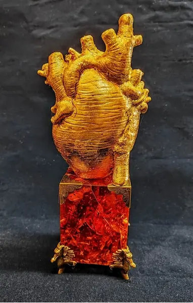 Foto de um(a) Escultura Coração, Peça Única, Anos 2000, da categoria de Escultura. Escultura coração: em resina folhada a ouro e envelhecida, detalhe da abelha em latão oxidado, base em acrílico âmbar com... Mostrado de uma perspectiva diferente. Vendido no marketplace Trésors.