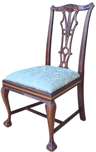 Foto de um(a) Cadeira Chippendale em Imbuia Maciça com Marchetaria e Assento Damasco Azul, da categoria de Outras cadeiras. Elegante cadeira de sala de jantar/reunião (cadeira de sem braços) confeccionada em imbuia maciça. A peça equilibra... Vendido no marketplace Trésors.