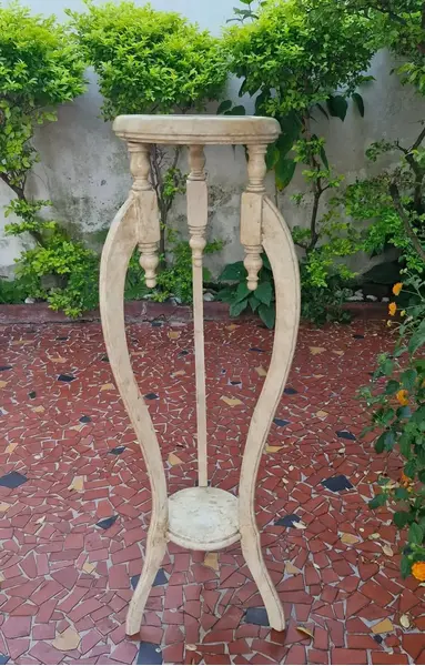 Foto de um(a) Floreira em madeira nobre com pátina, da categoria de Móveis para jardim. Linda floreira em madeira nobre com pátina imitando marmore. Medidas : altura 1,06 cm x largura 36 cm x base 30 cm. Mostrado de uma perspectiva diferente. Vendido no marketplace Trésors.