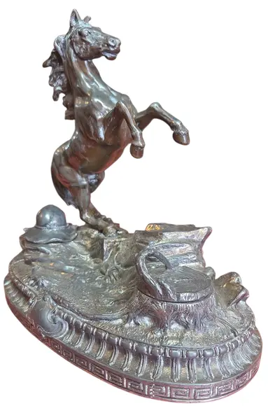 Foto de um(a) Tinteiro de Mesa Monumental: Escultura de Cavalo em Prata 90, da categoria de Escultura. Uma peça rara que une funcionalidade e arte escultural. Este tinteiro de mesa é encimado por uma figura de cavalo... Mostrado de uma perspectiva diferente. Vendido no marketplace Trésors.