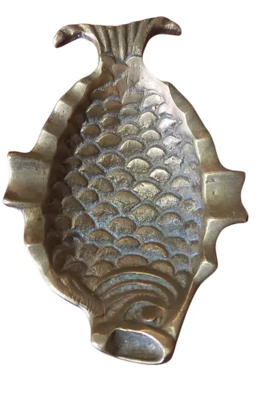 Foto de um(a) Cinzeiro Decorativo Peixe em Bronze, da categoria de Cinzeiros. Lindo cinzeiro vintage em formato de peixe, confeccionado em metal maciço bronze com pátina original do tempo. Mostrado de uma perspectiva diferente. Vendido no marketplace Trésors.
