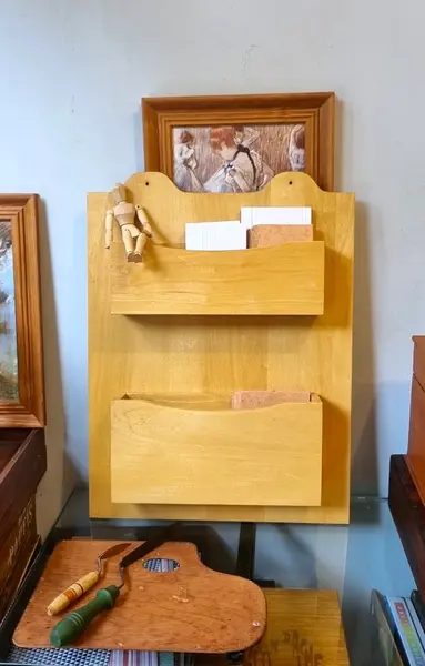 Foto de um(a) Organizador antigo em madeira maciça, da categoria de Kit organizador de escritório. Puro charme: organizador de escritório de parede em madeira maciça clara.produto antigo com desing vintagelarg 40 x alt 50 x... Mostrado de uma perspectiva diferente. Vendido no marketplace Trésors.