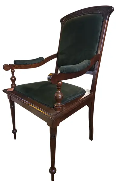 Foto de um(a) Poltrona Antiga em Imbuia Maciça - Estilo Clássico com Estofado Verde Musgo, da categoria de Outras cadeiras . A elegância da imbuia aliada ao conforto de uma peça histórica. Esta poltrona é confeccionada em imbuia maciça, madeira... Vendido no marketplace Trésors.