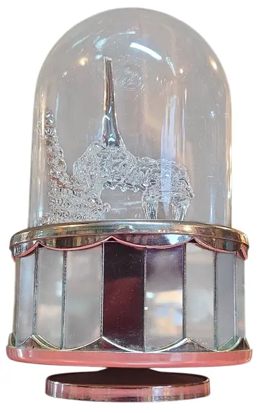 Foto de um(a) Antiga Caixa de Música com Redoma de Vidro e LED, da categoria de Outros formatos de áudio . Esta belíssima caixa de música é uma peça decorativa clássica, perfeita para colecionadores ou para presentear com... Mostrado de uma perspectiva diferente. Vendido no marketplace Trésors.