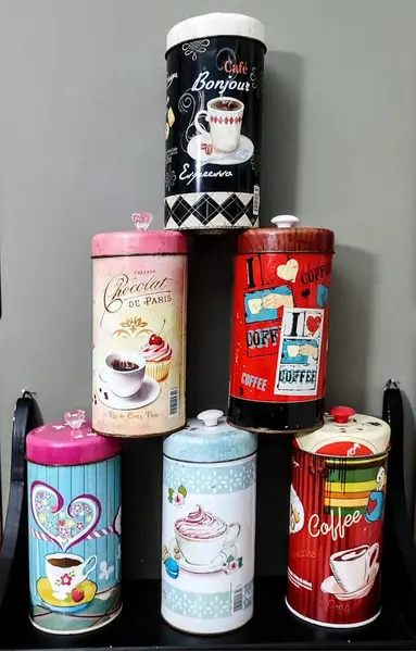 Foto de um(a) Coleção de Latas Sde Biscoito Santa Efigênia, Década de 2010, da categoria de Outros colecionáveis. Latas de biscoito santa efigênia com estampas vintage, década de 2010. Combo com 6 unidades. 19cm de altura peso total: 819g. Mostrado de uma perspectiva diferente. Vendido no marketplace Trésors.