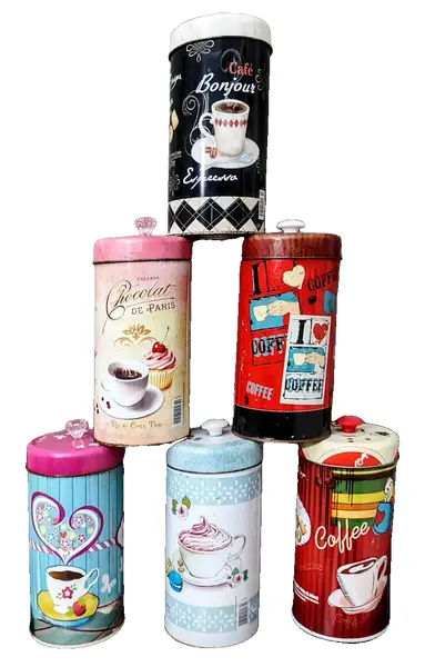 Foto de um(a) Coleção de Latas Sde Biscoito Santa Efigênia, Década de 2010, da categoria de Outros colecionáveis. Latas de biscoito santa efigênia com estampas vintage, década de 2010. Combo com 6 unidades. 19cm de altura peso total: 819g. Vendido no marketplace Trésors.