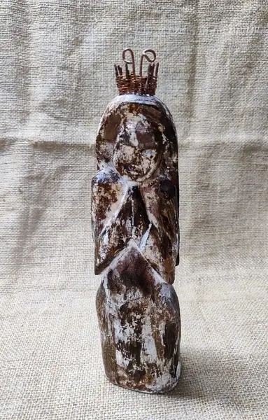 Foto de um(a) Imagem Virgem Maria em Madeira, Artesanato Nordestino, Década de 1980, da categoria de Objetos religiosos e espirituais. Imagem da virgem entalhada em madeira e envelhecida com coroa de cobre com trabalho de cestaria, decada de 1980 artesanato... Mostrado de uma perspectiva diferente. Vendido no marketplace Trésors.
