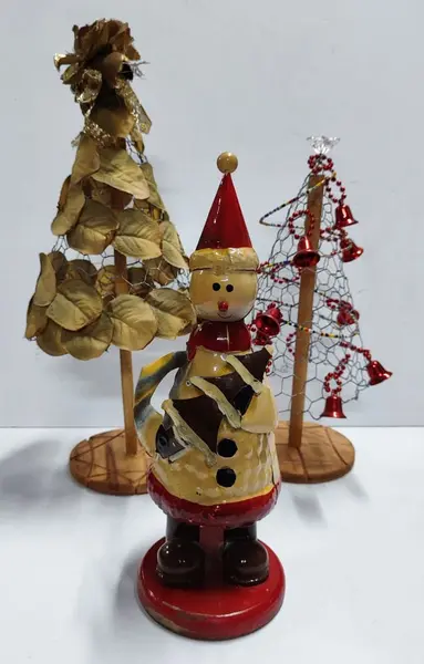 Foto de um(a) Boneco de Neve Natalino em Flanders, Década de 1990, da categoria de Modelos e estatuetas. Boneco de neve natalino: em lata de flanders policromada, preservado e com todo o charme do uso, década de 1990 A: 26 cm... Mostrado de uma perspectiva diferente. Vendido no marketplace Trésors.