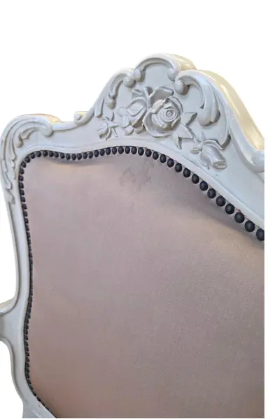 Foto de um(a) Par de Poltronas Luis XV brancas, da categoria de Poltronas. Par de Poltronas Luis XV BrancasEm ótimo estado de conservação!. Mostrado de uma perspectiva diferente. Vendido no marketplace Trésors.